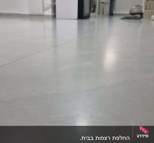 רצפה מרוצפת עם רהיטים ברקע